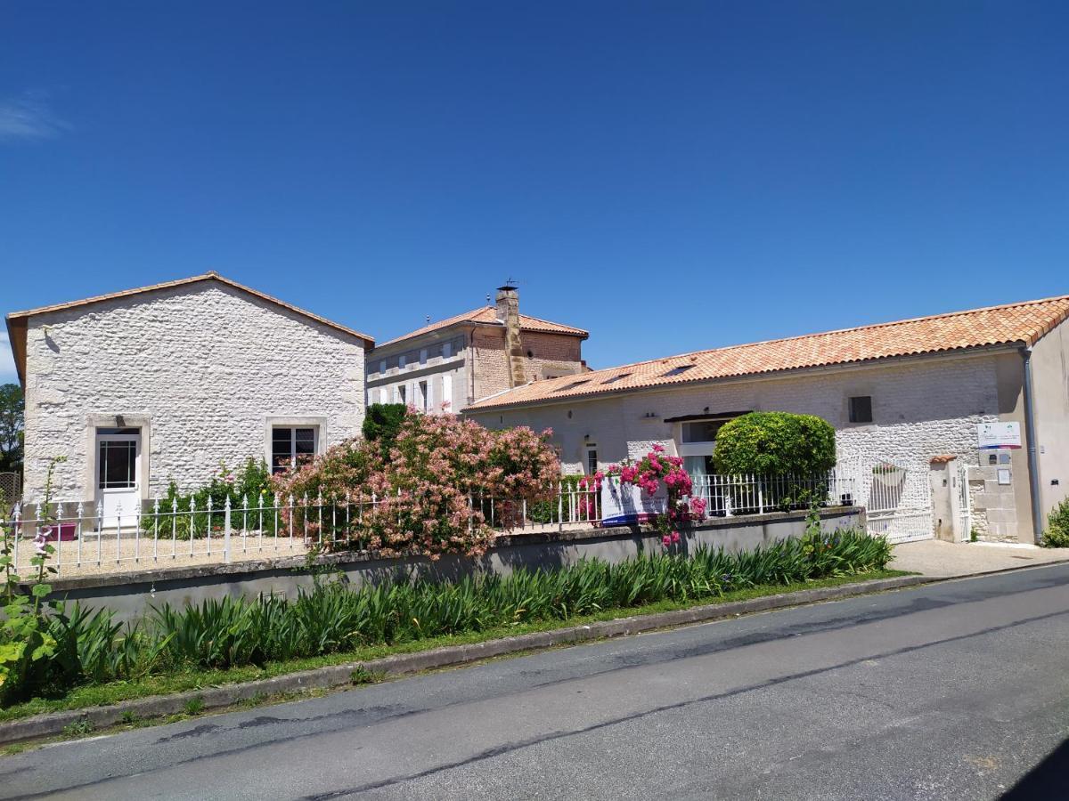 Les Gites Du Vigneron Et Cd'H Saint-Seurin-de-Palenne Dış mekan fotoğraf